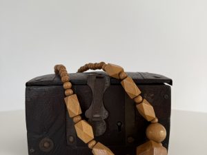 WOOD NECKLACE DARK BEIGE